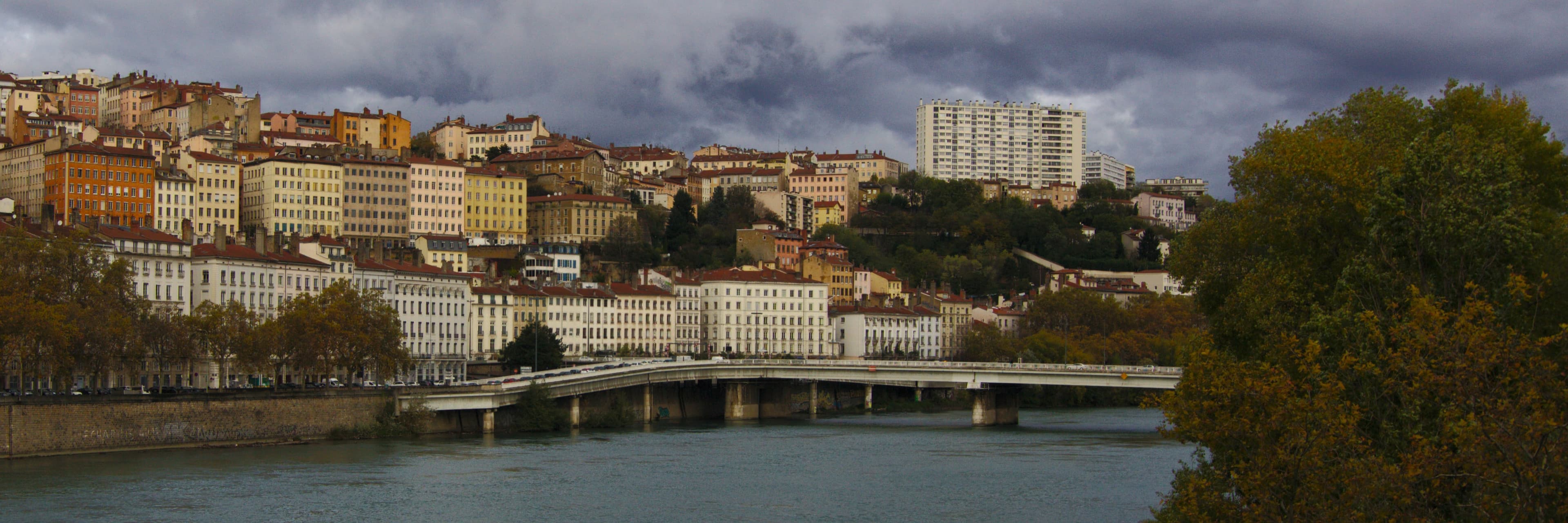 Colline de la Croix-Rousse vue depuis la berge du Rhône