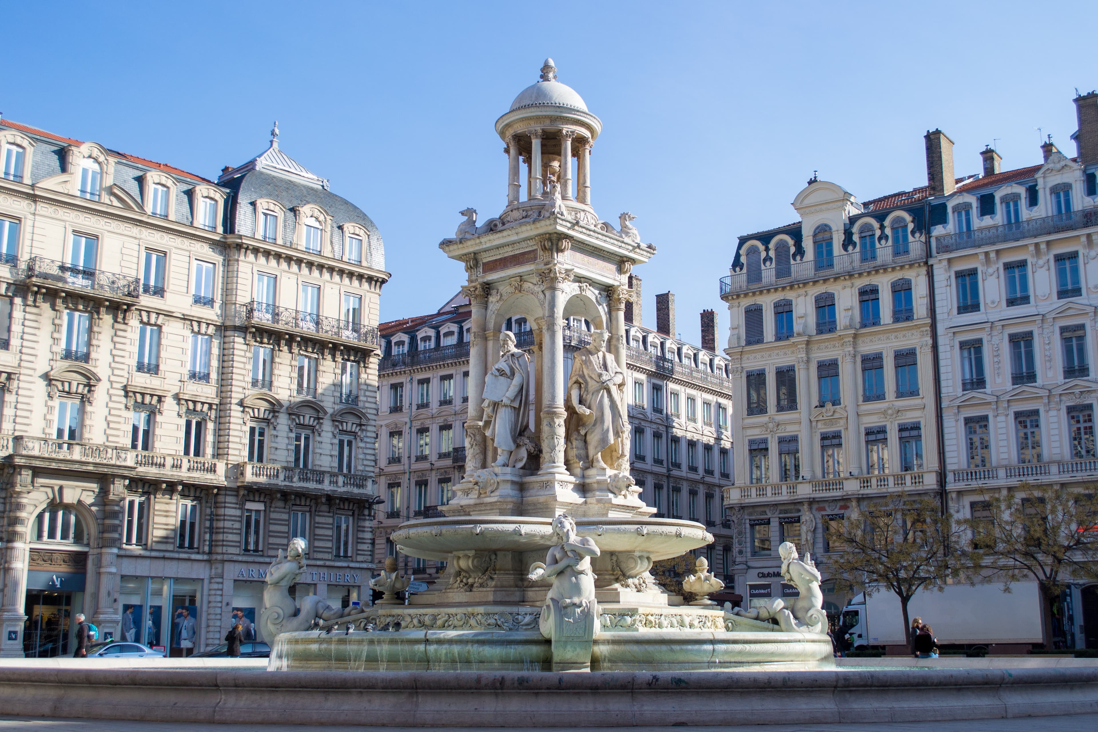 Photo de la fontaine de la place des Jacobins