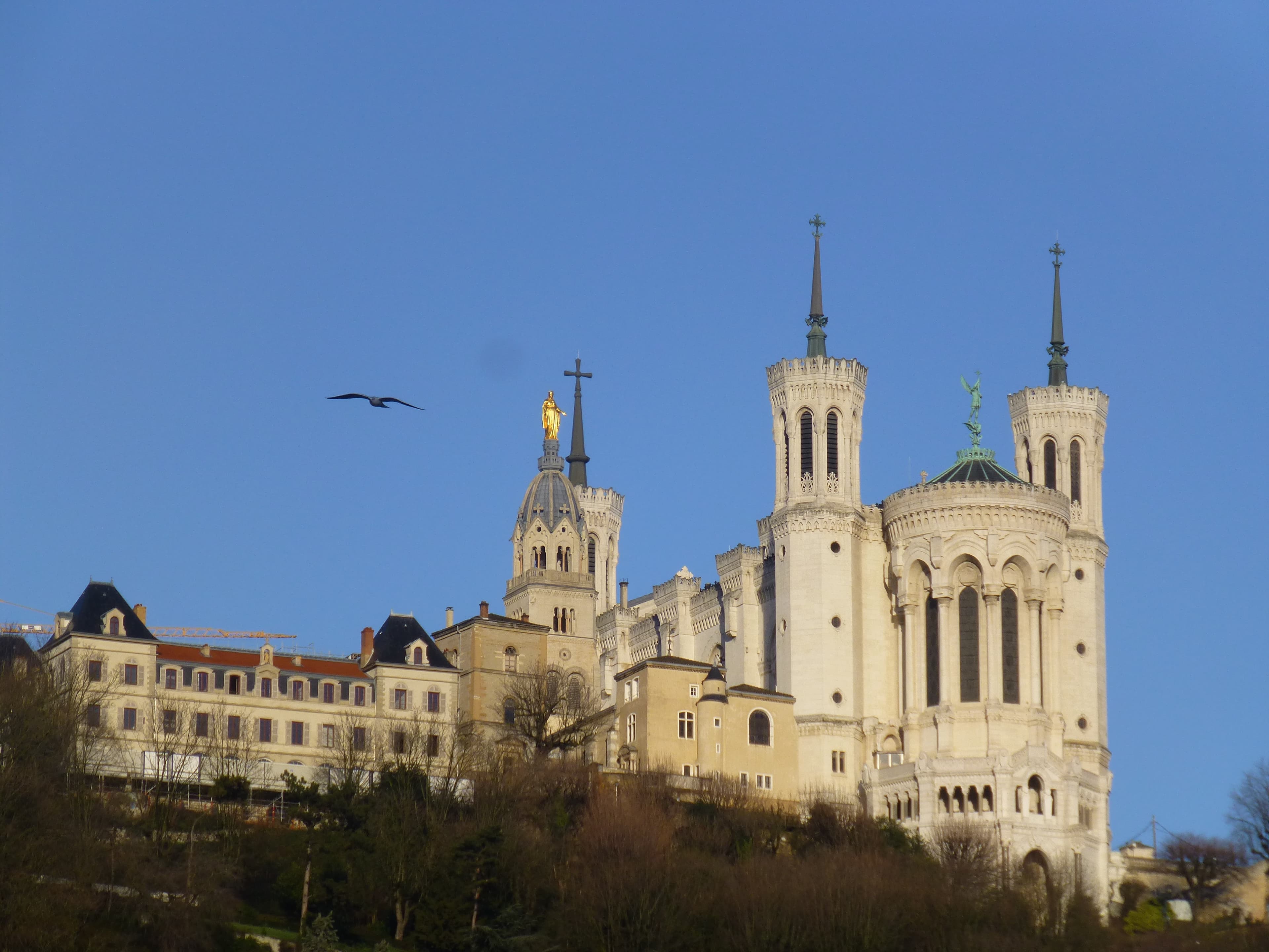 Photo de la basilique Notre-Dame de Fourvière en contre-plongée