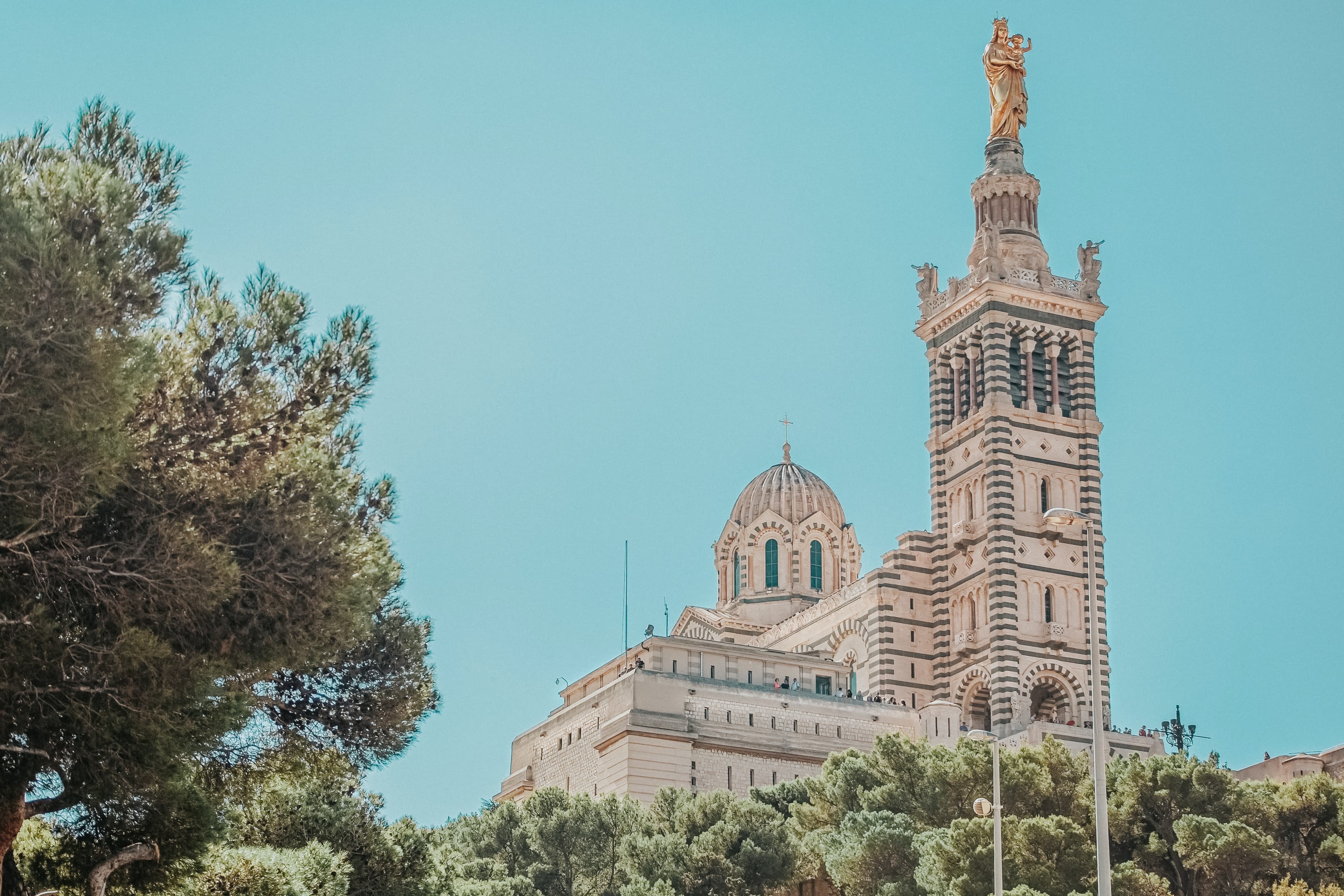 Notre-Dame-de-la-Garde surnommée la Bonne mère, surplombant Marseille