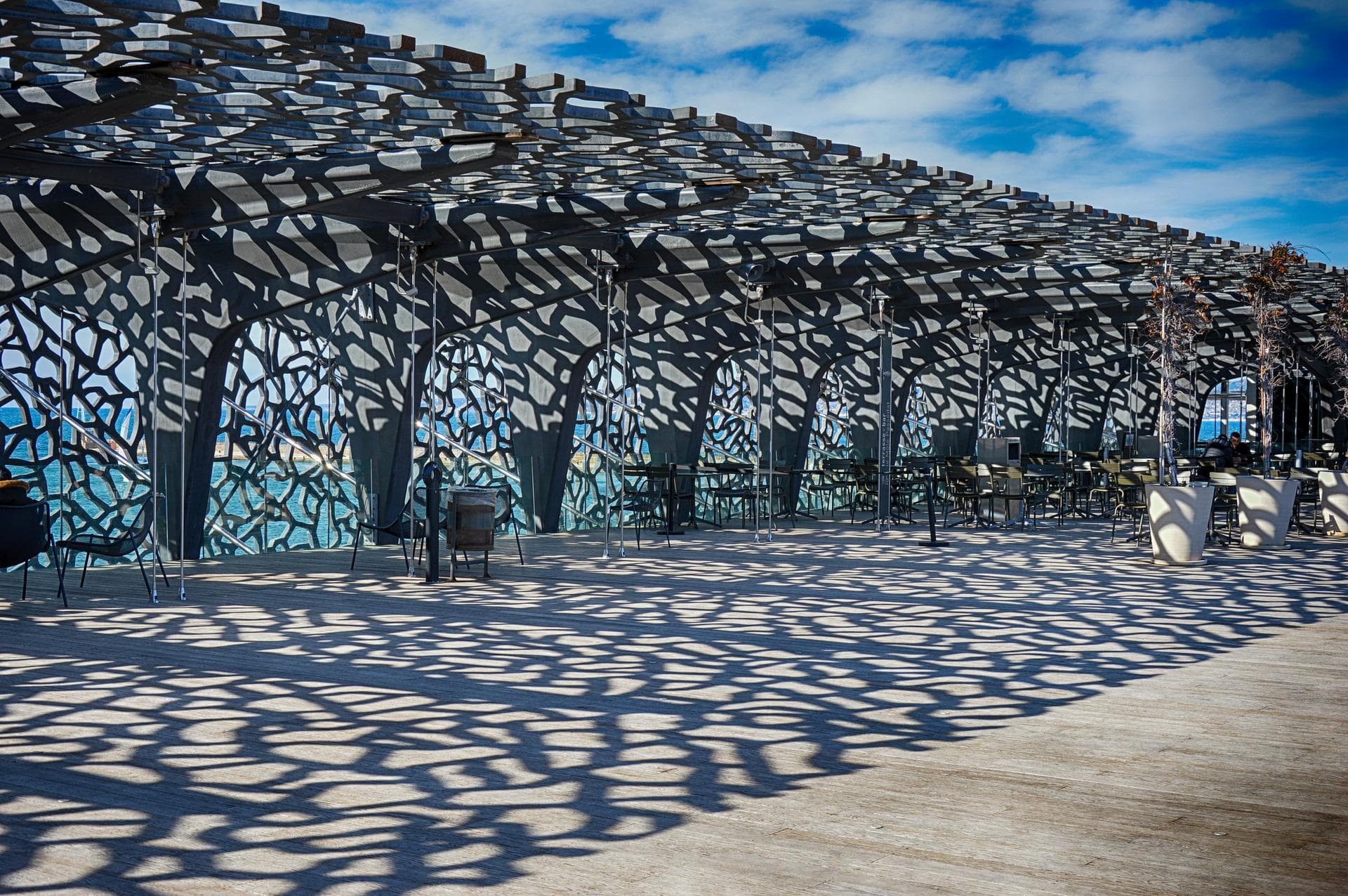 Vue de la terrasse sur le toit du Mucem à Marseille