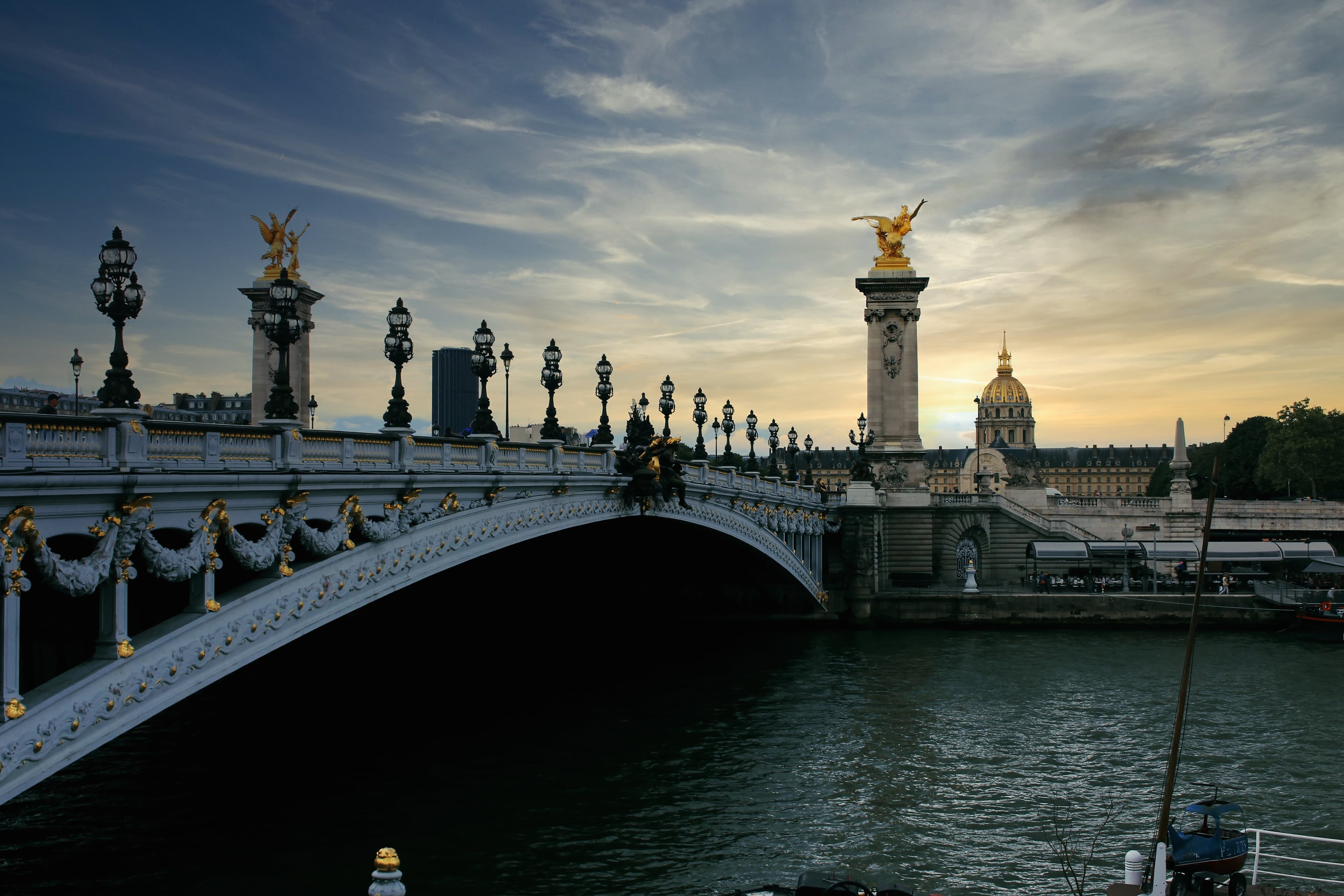 Soleil couchant sur le pont Alexandre III et les Invalides