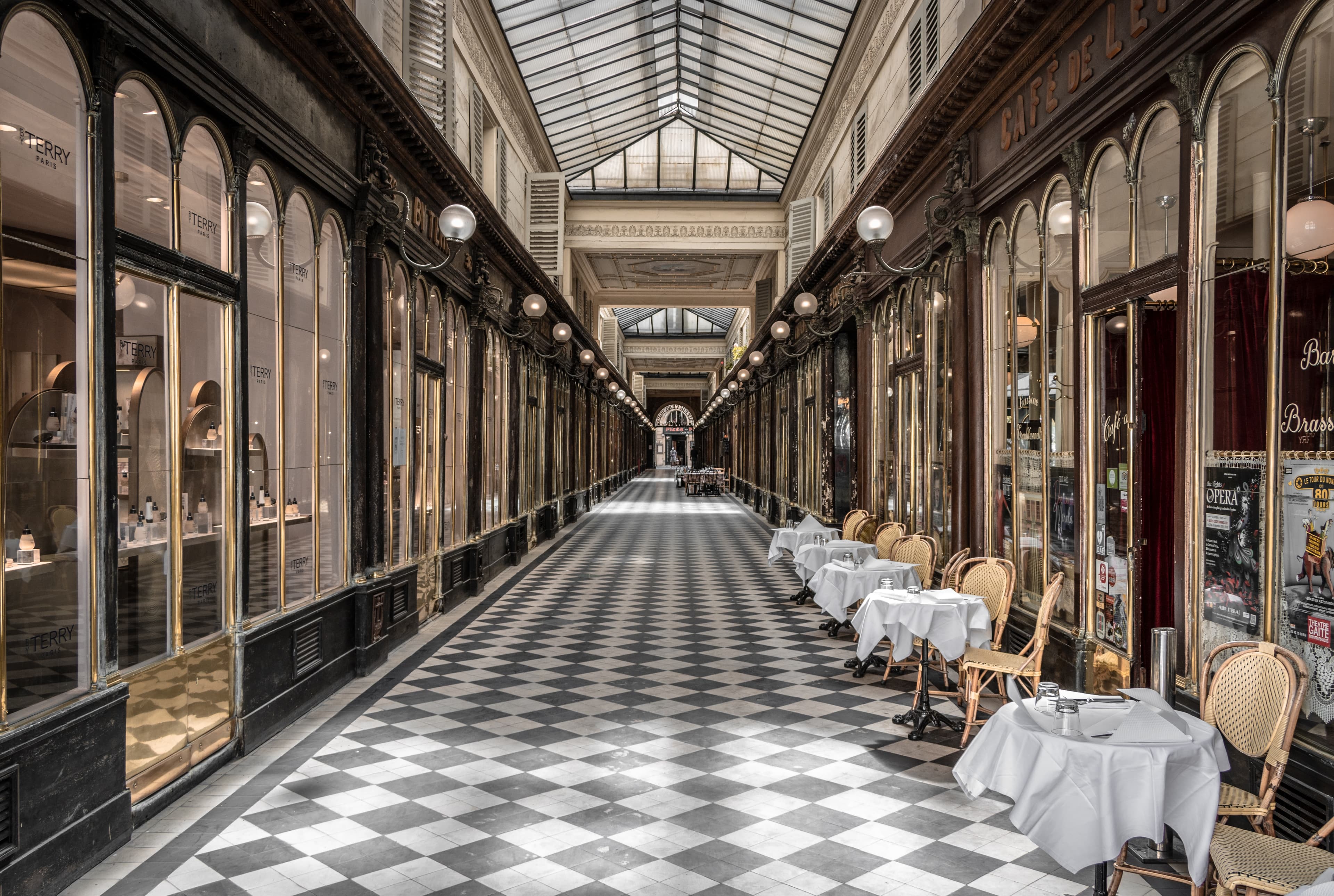 La galerie Véro-Dodat avec son carrelage à damiers noir et blanc