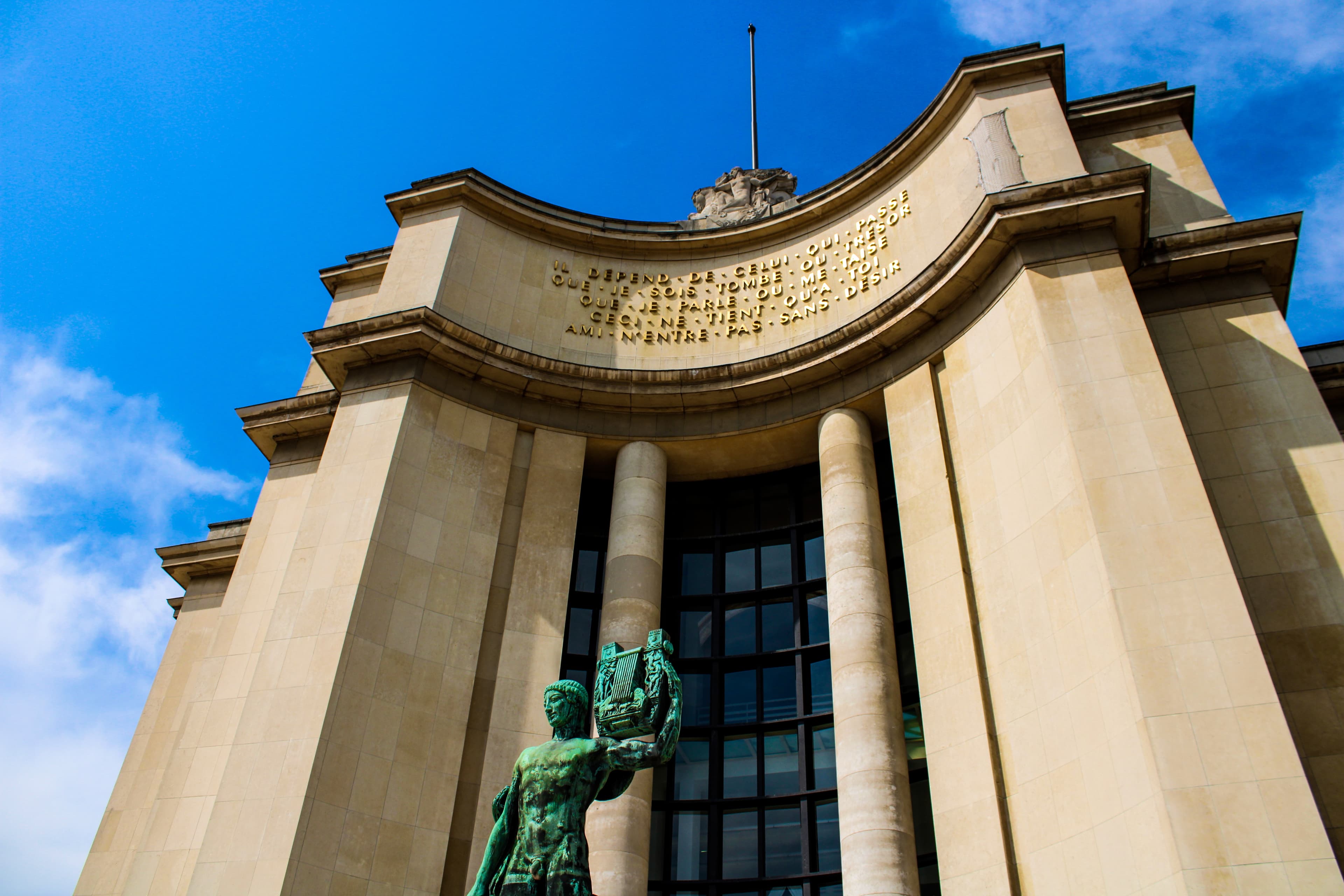 Vu du palais de Chaillot depuis les jardins du Trocadéro à Paris