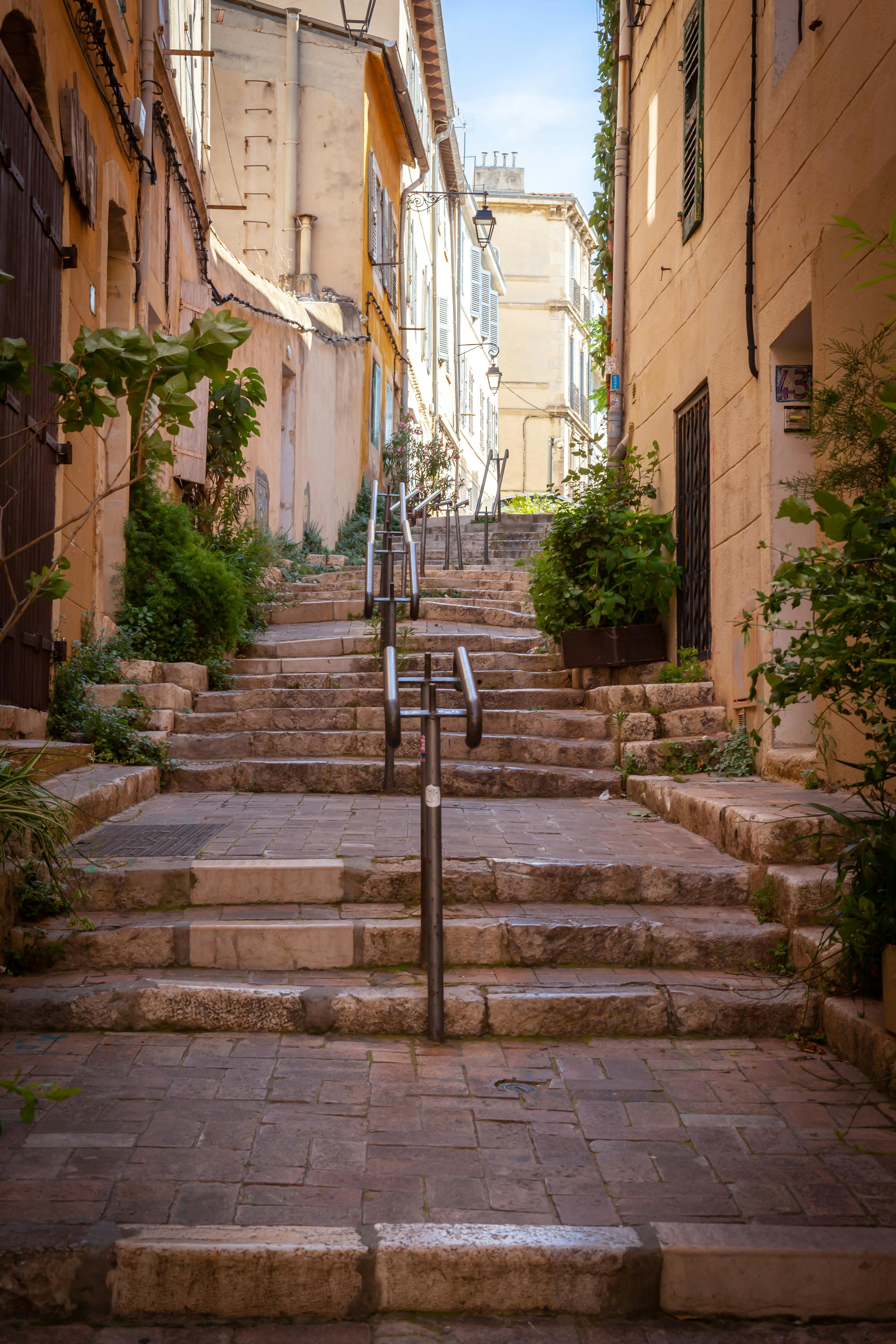 Une rue tout en escalier sur les collines de Marseille