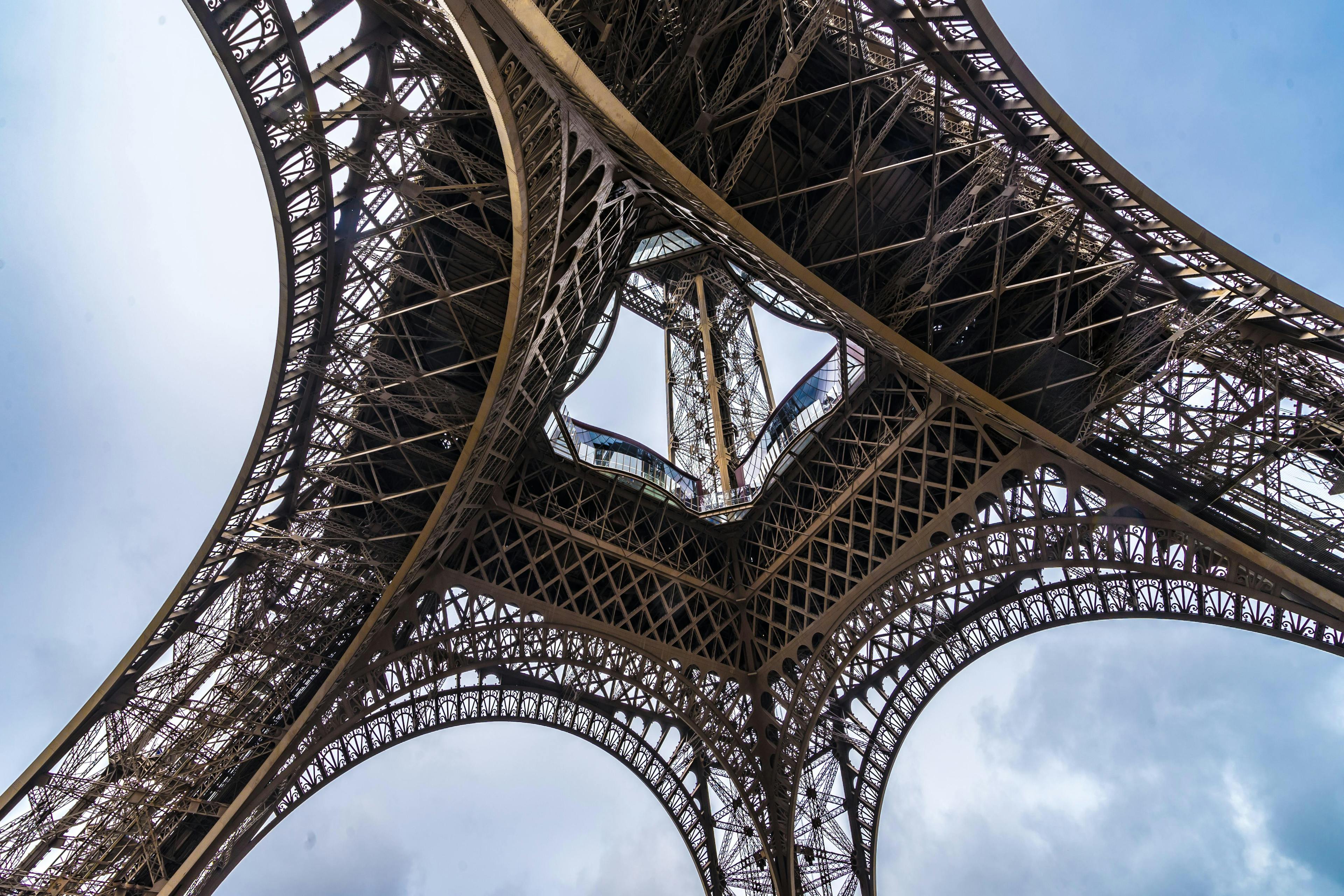 La tour Eiffel et le ciel de Paris en contre-plongée